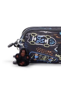 Schwarze Geldbörse mit Reißverschluss, die Skateboard-Grafiken in leuchtenden Farben zeigt. Angeschlossen ist ein kleiner schwarzer, pelziger Gorilla-Anhänger mit Kunststoffdetails.