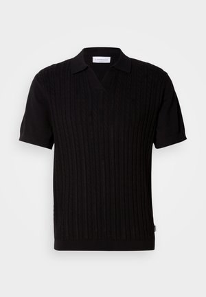 Zwart polo-shirt met korte mouwen en een geribbelde textuur, met een V-hals en kabelgebreid patroon. De stof is glad met een subtiele glans.
