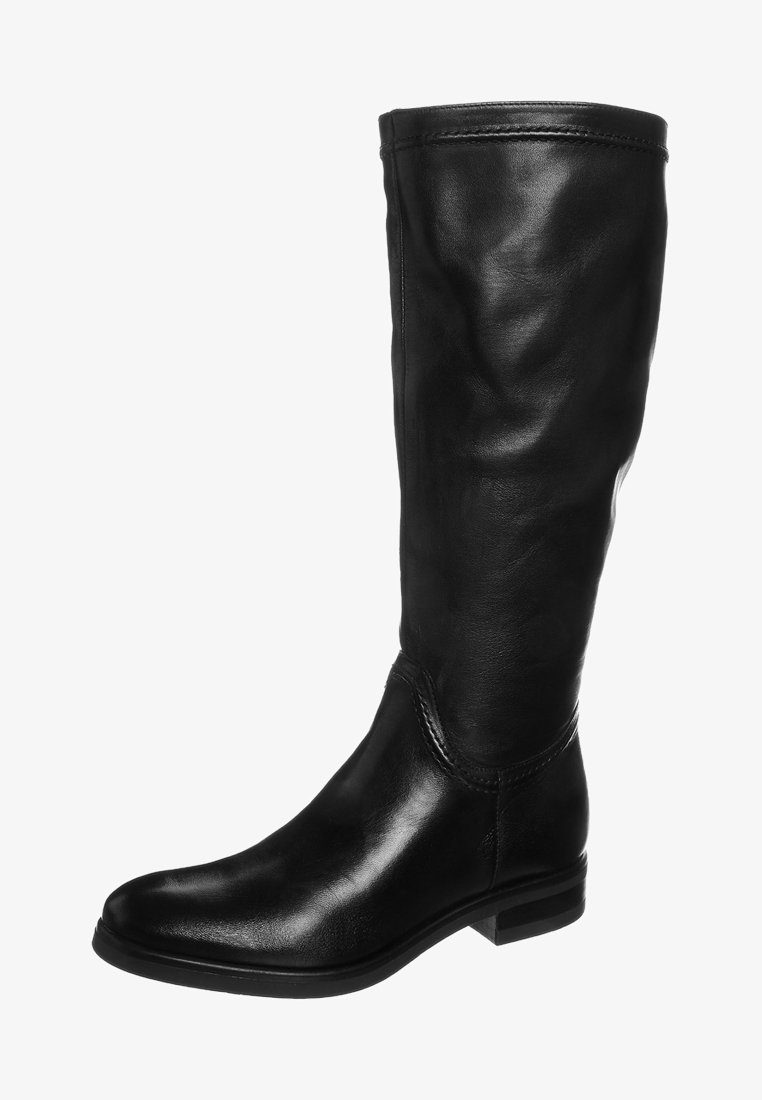 Botte noire en cuir, haute jusqu'au genou, avec un petit talon et un bout arrondi, texture lisse et détails de couture minimalistes.