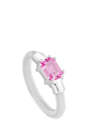 Anillo de plata con una banda de malla texturizada, que presenta una piedra preciosa rectangular rosa montada en un engaste de cuatro garras.