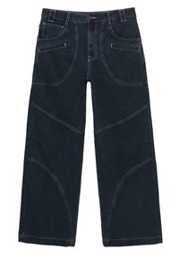 Pantaloni ampi blu scuro con multiple tasche frontali, passanti per cintura, chiusura con bottone e cuciture dettagliate lungo le gambe e la vita.