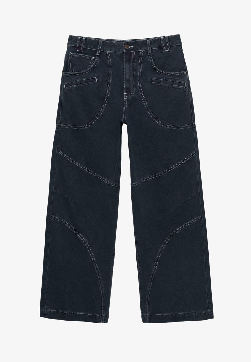 Pantaloni ampi blu scuro con multiple tasche frontali, passanti per cintura, chiusura con bottone e cuciture dettagliate lungo le gambe e la vita.