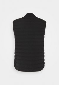 Czarna pikowana kamizelka z designem bez rękawów, poziomym przeszyciem i wysokim kołnierzem. Tekstura wydaje się miękka i lekka.