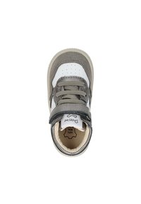 Grijze en witte sneaker met grijze accenten, een gewatteerde kraag, platte veters en een klittenbandsluiting. Textuurleer en rubberen zool.