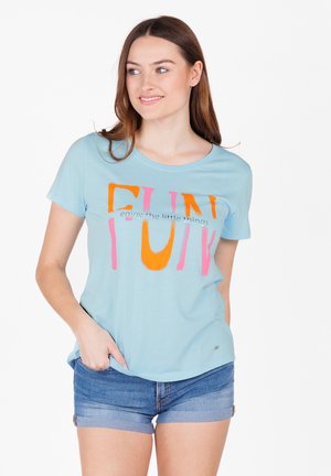 T-shirt en coton bleu clair à manches courtes et col rond, avec un texte en gras rose et orange indiquant "AMUSEZ-VOUS" et "profitez des petites choses."