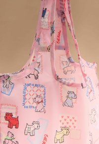 Rožinė audinio rankinė su įvairiais animacinių šunų dizainais raudonai, mėlynai ir baltiškai, ant raštuoto fono.