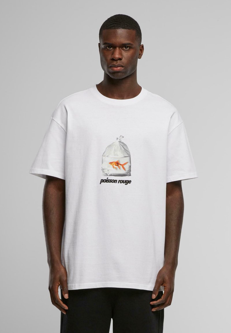Hvid bomulds t-shirt med et grafisk motiv af en guldfisk i en plastikpose, med "poisson rouge" trykt i sort under billedet.