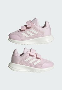 Zapatillas deportivas rosas con parte superior de malla transpirable, acentos blancos, dos tiras de Velcro y suela de goma texturizada.
