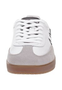 Sneaker bianco con accenti in suede grigio, dotato di punta arrotondata, lacci piatti e suola in gomma. Marchio nero sul lato.