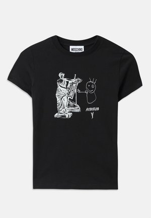 T-shirt de algodão preto com uma gráfica branca de uma estátua clássica tocando uma lira ao lado de uma figura stick com cabelo espinhoso e texto.