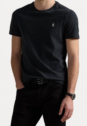 T-shirt met korte mouwen en ronde hals in donkergrijze stof, met een klein wit Polo-logo op de borst. Gecombineerd met een zwarte broek.