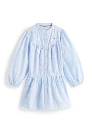 Világoskék hímzett ruha hosszú, fodros ujjakkal, gombos záródással, redőzött derékkal és virágmintával az egész ruhán.