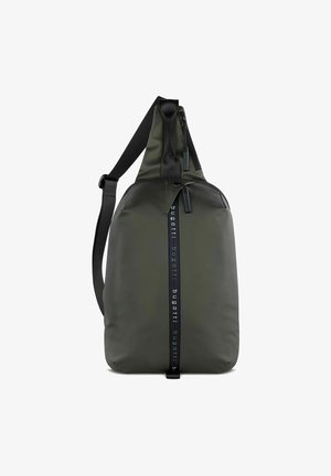Saco transversal em nylon verde escuro, apresentando uma forma elegante e arredondada com fecho de zip no topo e uma alça preta com detalhe do logotipo.