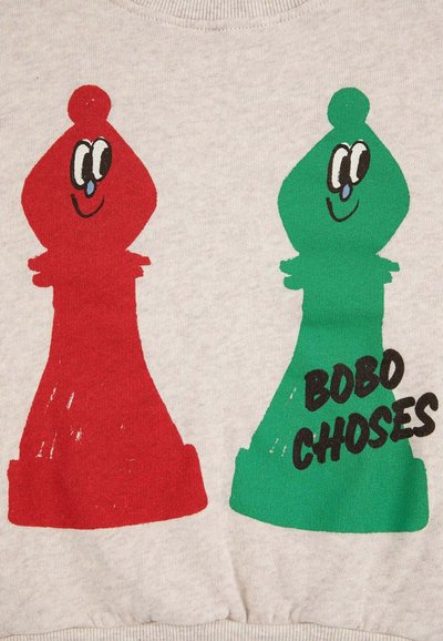 Tessuto grigio con due pezzi degli scacchi cartoon; un pedone rosso con occhi e un pedone verde. Include il testo "BOBO CHOSES" in nero.