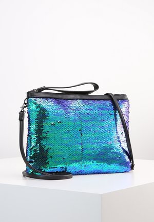 Petit sac bracelet à sequins bleus et verts brillants avec bordure noire et bandoulière amovible, exposé sur un socle blanc.