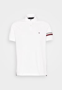 Vit polo-shirt med två knappar i halsen, korta ärmar och en logotyp på bröstet. Har maroon- och marinblå randiga detaljer på ärmarna.