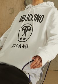 MOSCHINO Jersey con capucha - white
