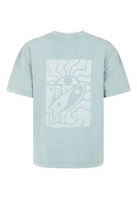 Lichtblauwe katoen t-shirt met een grote witte grafiek van een raket en golven, versierd met zon- en oogmotieven. Korte mouwen en ronde halslijn.