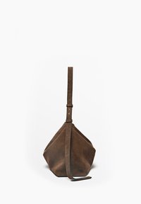 Braune Wildleder-Handtasche mit geometrischem Muster und verstellbarem Träger, aufrecht vor weißem Hintergrund gezeigt.