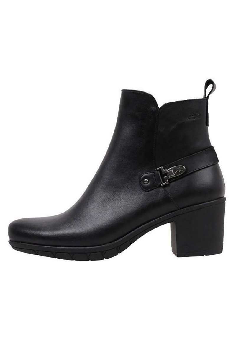 Bottine en cuir noir avec un bout rond, un talon carré, un accent de sangle sur le côté et une languette. Texture lisse avec un design épuré.