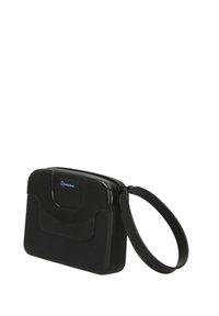 Borsa rettangolare nera con superficie liscia e lucida. Dotata di chiusura con zip e manico ad anello. Accentuata da un logo blu sulla parte anteriore.