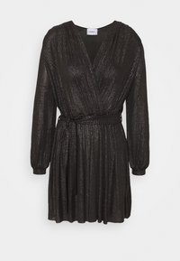 Černé dlouhé šaty s výstřihem do V, žebrovanou texturou, lesklým povrchem a elastickým páskem na zavazování v pase. Obsahují rozšířený střih sukně.