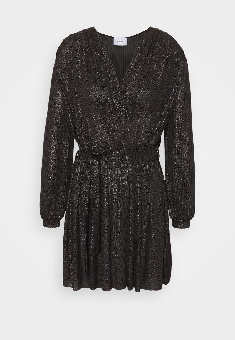 Černé dlouhé šaty s výstřihem do V, žebrovanou texturou, lesklým povrchem a elastickým páskem na zavazování v pase. Obsahují rozšířený střih sukně.