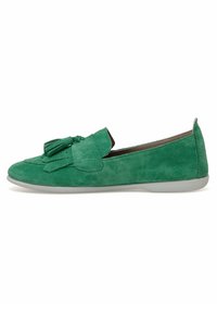 Mocassin vert en suède avec semelle en caoutchouc plate, franges décoratives et pompons sur le dessus, présenté en profil latéral sur fond blanc.