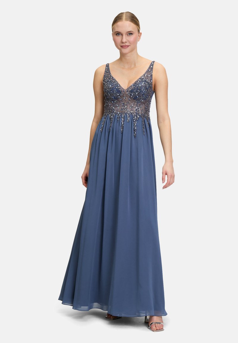 Robe de soirée longue bleu avec un corsage en perles transparent, décolleté en V et jupe fluide. Comprend des bretelles fines et ajustables ainsi que des embellissements subtils.