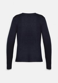 Navy blauwe trui met lange mouwen en een aansluitend ontwerp, voorzien van ribgebreide manchetten. Heeft een soepele textuur en minder uitgesproken schoudernaden.