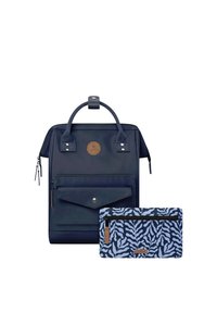 Marineblauer quadratischer Rucksack mit oberen Griffen und Fronttasche mit Klappe, dazu ein blau-schwarzes gemustertes Reißverschluss-Etui.