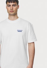 Pegador LANDON TEE - Print T-shirt - white