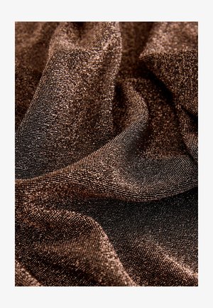 Schimmernder Stoff in dunklen Brauntönen, mit einer weichen, strukturierten Oberfläche und feinen, reflektierenden Fasern, die einen subtilen Glanz erzeugen.