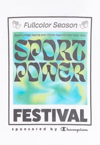 Valge T-särk, millel on värvikas ja üleminekuline disain ning tekst "SPORT POWER FESTIVAL" paksus mustas kirjas. Sisaldab märget "sponsoreeritud Championi poolt."