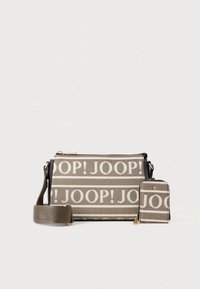 Beežist kangast risti kantav käekott suure ja julge "JOOP!" logoga, mis sisaldab eemaldatavat väikest kotikest ja reguleeritavat rihma. Tekstuuritud pind.