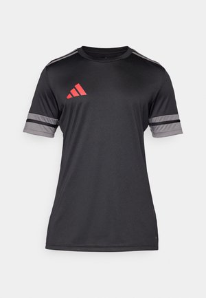 Camisola atlética preta de mangas curtas, com detalhes em vermelho e cinza. Feita de material leve e suave. Logotipo da Adidas no peito.
