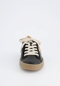 Czarne skórzane sneakersy z zaokrąglonym czubkiem i beżową gumową podeszwą. Posiadają kremowe sznurówki oraz złoty akcent z tyłu. Teksturowane wykończenie.
