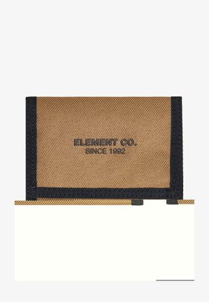 Brązowy portfel z czarnymi wykończeniami, z wytłoczonym tekstem "ELEMENT CO. SINCE 1992" w kolorze czarnym. Teksturowana powierzchnia z konstrukcją na zatrzask.