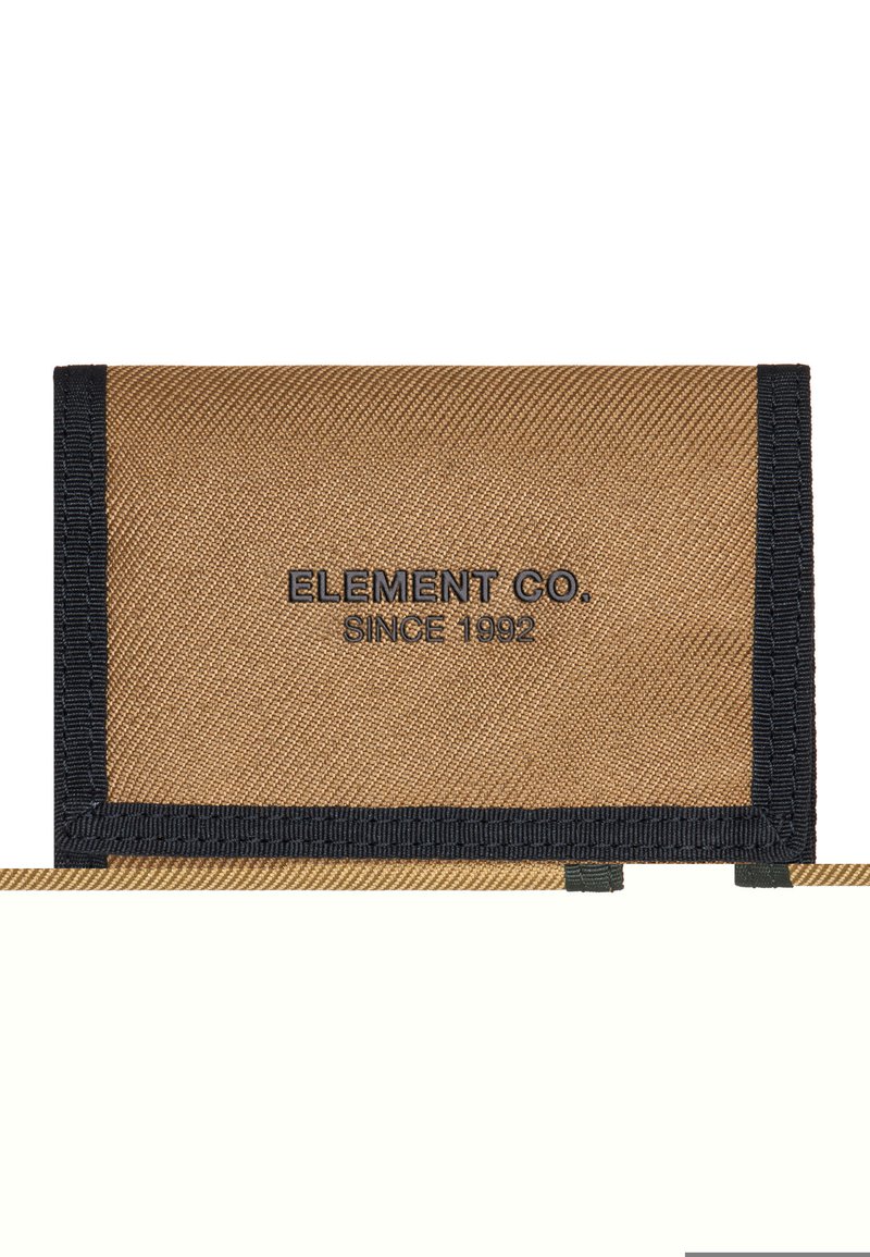 Portefeuille en tissu marron avec bordures noires, présentant le texte embossé "ELEMENT CO. SINCE 1992" en noir. Surface texturée avec un design pliable.