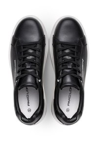 Czarne skórzane sneakersy o gładkiej powierzchni, okrągłym nosku i kontrastującej białej podeszwie. Posiadają czarne sznurowadła oraz minimalistyczne logo na boku.