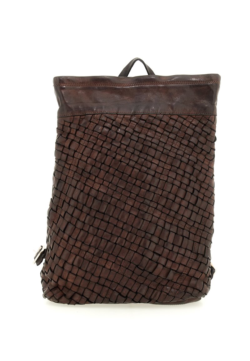 Zaino in pelle intrecciata di colore marrone scuro, caratterizzato da una superficie testurizzata, parte superiore liscia e un piccolo manico per il trasporto.