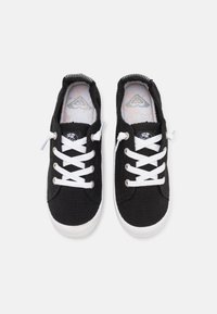 Schwarze Leinensneaker mit weißen Schnürsenkeln und Gummisohlen. Sie verfügen über ein strukturiertes Obermaterial und ein niedriges Profildesign, mit einem weichen gepolsterten Kragen.