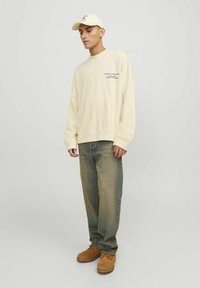 Jack & Jones MIT RUNDHALS  - Pusa - buttercream