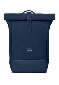 Rucsac albastru marin, cu capac rulabil, buzunar cu fermoar rezistent, bretele cu lungime ajustabilă și etichetă cu logo pe partea din față. Materialul texturat oferă durabilitate sporită.