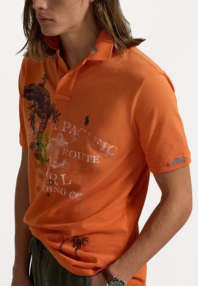 Oranje poloshirt gemaakt van gestructureerde stof, met een drakenafbeelding, logo en palmbomenprints. Korte mouwen met geborduurde accenten.
