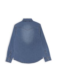 Camicia in denim di blu medio, a maniche lunghe, con colletto e polsini a un bottone. Presenta uno yoke a forma di V sul retro e un fondo curvo.