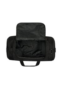 Černá sportovní taška vyrobená z odolné tkaniny, s víkem na zip a prostorným interiérem s texturovaným černým podšívkou a vzorem loga.