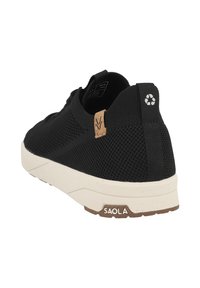 Svart nät sneakers med en texturerad yta, beige gummisulor och en tan läderdetalj vid hälen som har en återvinningslogotyp.