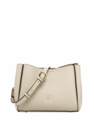 Beżowa torebka na ramię z fakturowanej skóry z regulowanym paskiem, złotą klamrą, małym złotym logo i wykończeniem z czarnym obramowaniem.