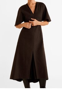 Brązowa sukienka do kolan z głębokim dekoltem w kształcie V, krótkimi rękawami i rozcięciem z przodu, wykonana z miękkiego, teksturowanego materiału. Dopasowana w talii.